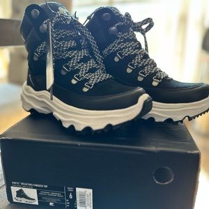 SOREL WOMEN'S KINETIC BREAKTHRU CONQUEST SNEAKER BOOT size 6 Black / Sea Salt